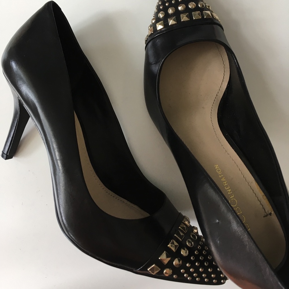 BCBG Black Pumps